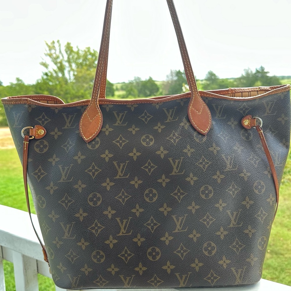 Authentic Louis Vuitton Neverfull MM Tote🤍